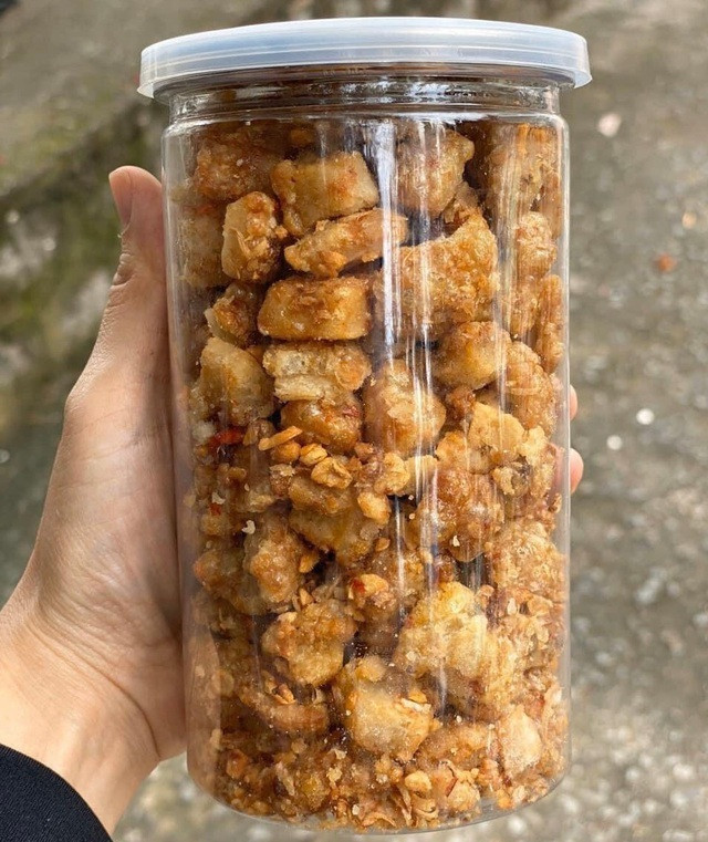 Với giá bán từ 400.000 - 500.000 đồng/kg, tóp mỡ không còn là món ăn bình dân mà trở thành đặc sản đắt đỏ. Thậm chí, nhiều nơi khách muốn mua phải đặt trước 2 - 3 ngày mới có hàng.