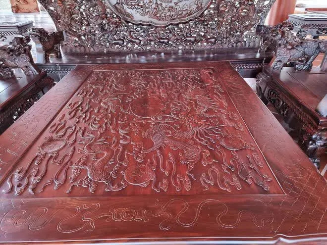 Đặc biệt, bộ sưu tập gỗ ngày nào cũng được lau chùi, bảo dưỡng nên dù chạm trổ hoa văn cầu kỳ, đồ gỗ cũng không bị bám bụi.