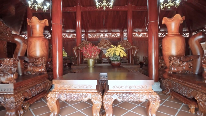 Ngoài diện tích rộng, căn biệt thự còn gây ấn tượng bởi bộ sưu tập đồ gỗ quý giá.
