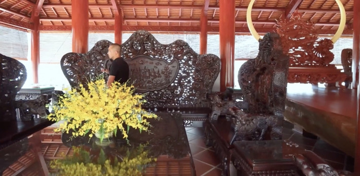 Hầu như gian nào cũng được chủ nhà đặt bộ bàn ghế gỗ, chạm khắc tinh xảo từ các loại gỗ quý như cẩm, đinh hương...
