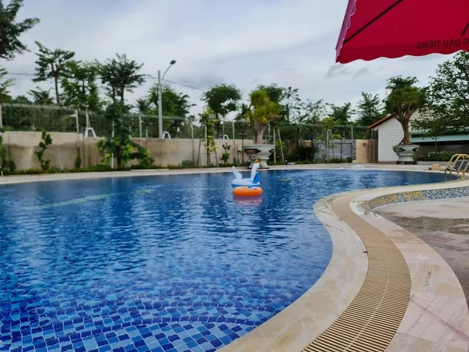 Bể bơi lớn trong khuôn viên sân vườn.