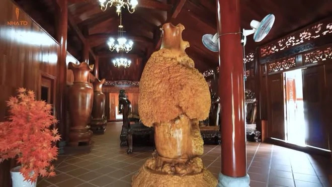 Ngoài hai khu nhà chính, nhà ngang, gia chủ còn bố trí khu vực để trưng bày bộ sưu tập đồ gỗ.
