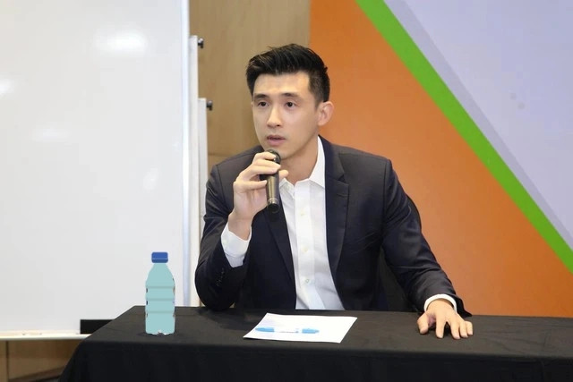 Sau 2 năm làm việc tại Việt Nam, Minh Đạt trở lại Mỹ đảm nhận vị trí quản lý dự án. Từ tháng 6/2016, anh được bổ nhiệm vị trí Giám đốc vận hành (COO - Chief Operating Officer) công ty Plascene - chi nhánh của Công ty nhựa Duy Tân. Hiện tại, thiếu gia Minh Đạt cũng là trợ lý Tổng Giám đốc của nhựa Duy Tân. Ảnh: FBNV
