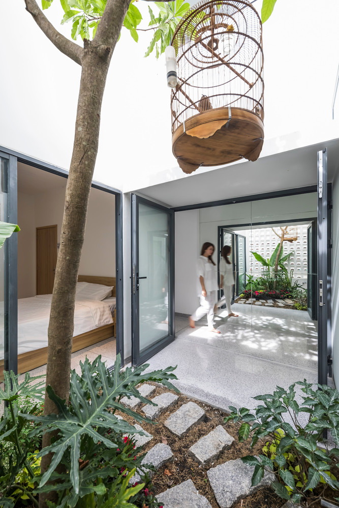 Từ hành lang đó lại mở rộng và kết nối không gian bếp, giếng trời và phòng ngủ của bố mẹ.