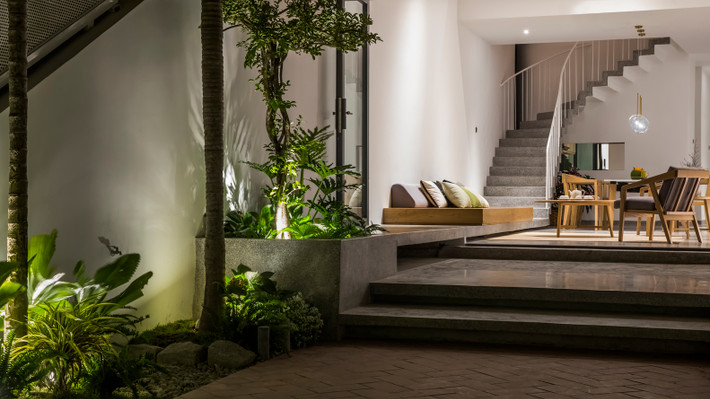 Ngôi nhà có diện tích xây dựng 130m2, gồm 2 tầng. Tại đây, kiến trúc sư khéo léo sử dụng thủ pháp đóng mở không gian.