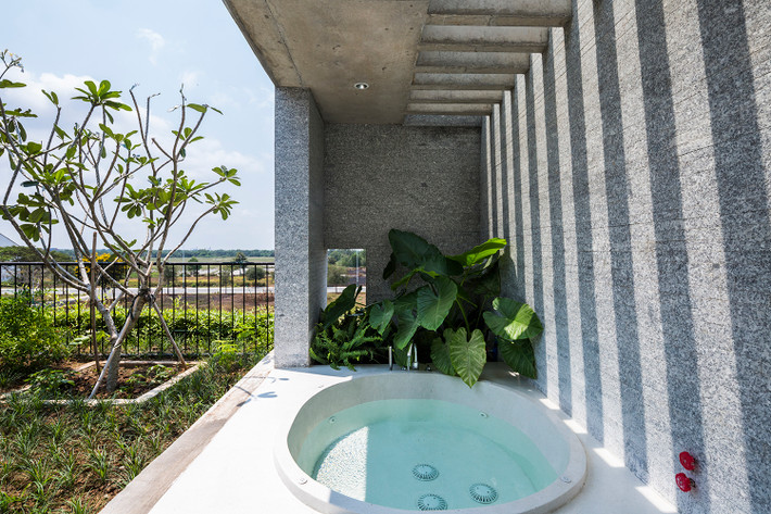 Bên cạnh đó, việc sử dụng các vật liệu bền vững như đá tự nhiên, gỗ, bê tông lộ thiên... cũng giúp giảm đáng kể chi phí vận hành và bảo trì. Nguồn ảnh: Hiroyuki Oki, Quang Đàm