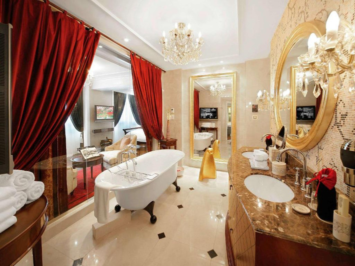 Bồn tắm kiểu Pháp, vòi sen xông hơi và bộ đồ dùng từ thương hiệu xa xỉ bậc nhất thế giới. Ảnh: Booking