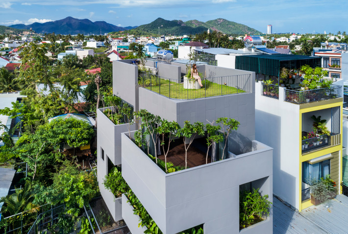 Xây trên diện tích 80m2, Bi House tận dụng tối đa không gian xanh tự nhiên bằng những mảng xanh đan xen. Điều này giúp tạo ra một tấm chắn tự nhiên chống nóng, ồn, bụi cũng như tạo cho ngôi nhà một diện mạo khác biệt so với bên ngoài.