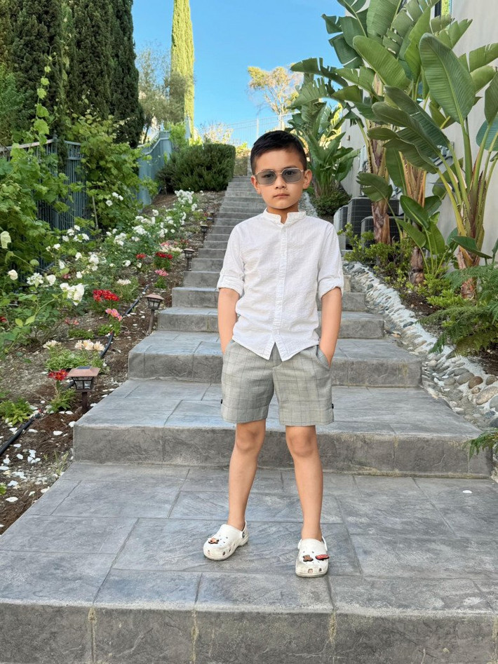 Lối đi xuống là cầu thang đá lãng mạn và nên thơ với hoa nhiều màu sắc và cây xanh dọc hai bên.