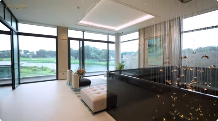 Tầng 2 là khoảng không gian riêng tư của gia đình. Đây là khu vực cả gia đình quây quần, ngắm nhìn khung cảnh sân golf bên ngoài.