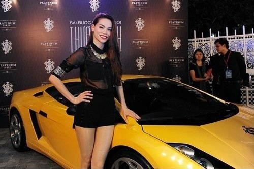 Hà Hồ còn sở hữu bộ sưu tập xe sang đắt giá như Maserati Ghibli S Q4, Porsche Panamera Turbo, Rolls-Royce Ghost khoảng 10 tỷ đồng, Audi A8L...