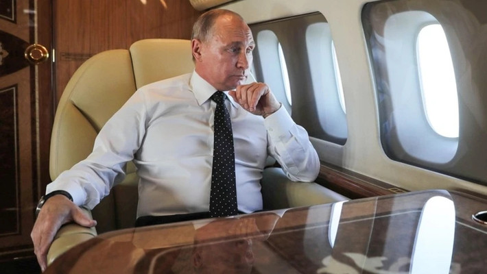 Nhìn bên ngoài, máy bay của Tổng thống Putin trông giống các máy bay Ilyushin II-96-300 truyền thống khác, nhưng chiếc Ilyushin Il-96-300PU lại khác biệt ở chữ cái PU và bên trong trang bị tiêu chuẩn cao nhất về liên lạc và an toàn. Ảnh: Sputnik