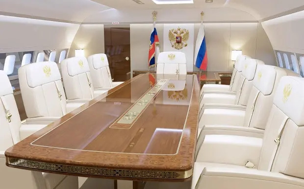Phòng họp sang trọng trên chuyên cơ của Tổng thống Putin. Ảnh: TheSun