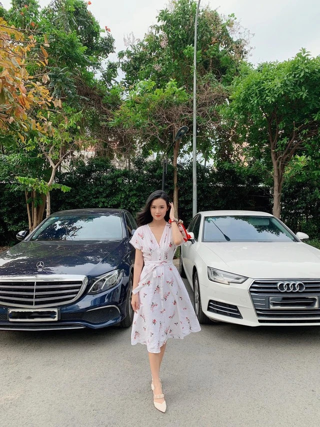 Độ giàu có của Midu còn thể hiện qua việc cô liên tục tậu xế hộp, đồ hiệu và đi du lịch nước ngoài sang chảnh. Năm 2016, Midu tậu một chiếc ô tô có giá 1,6 tỷ đồng. Chiếc còn lại được Midu mua vào đầu năm 2020 với giá gần 2 tỷ đồng. Ảnh: FBNV