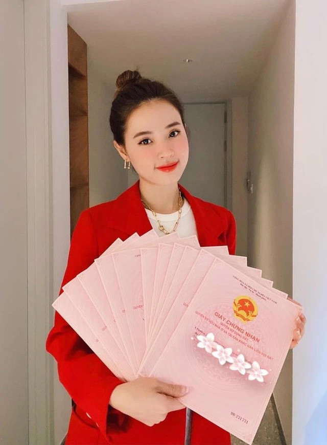 Ngoài ra, Midu còn được biết tới là đại gia bất động sản có tiếng trong showbiz Việt. Midu thường xuyên "flex" sổ đỏ gây choáng. Ảnh: FBNV