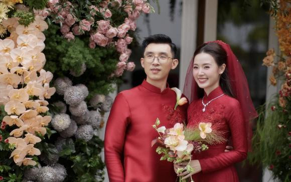 Trong ngày trọng đại, cô dâu chú rể xuất hiện tình cảm bên nhau. Trong khi Midu diện áo dài đỏ thì Minh Đạt cũng gây sốt với diện mạo điển trai, đúng chuẩn thiếu gia nhà hào môn. Ảnh: Thuong hiệu & pháp luật