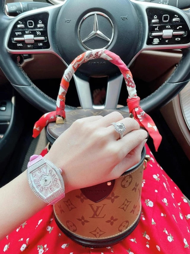Bộ sưu tập túi hiệu của Midu có nhiều chiếc giá vài chục đến hơn 100 triệu đồng. Ảnh: FBNV