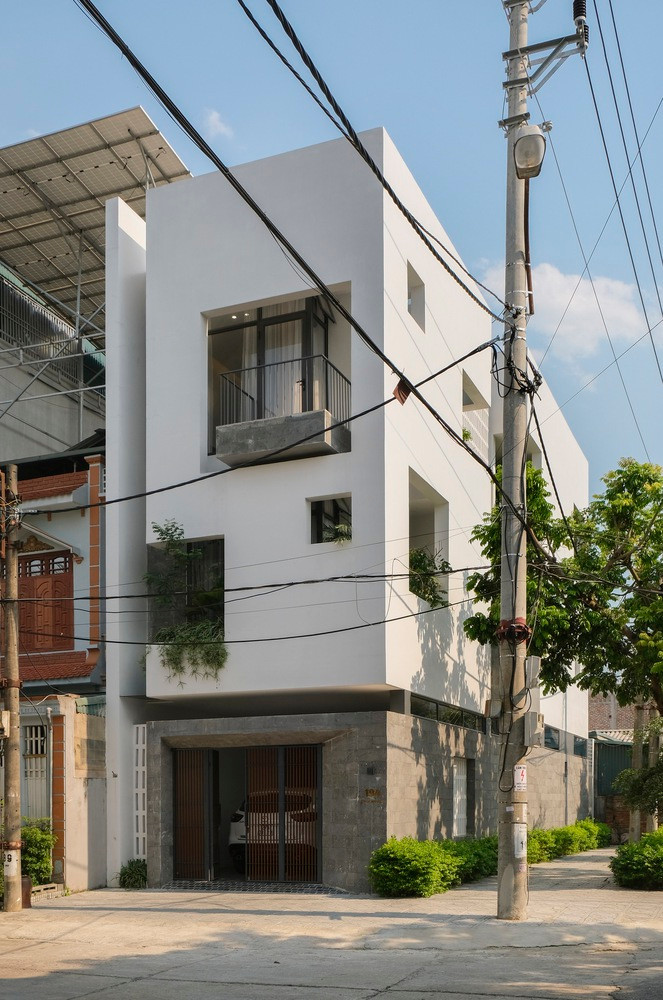 Ngoài ra, cần phải giải quyết vấn đề về khả năng chịu nhiệt, vì phần lớn diện tích bề mặt thẳng đứng của ngôi nhà phải chịu tác động bất lợi từ ánh sáng mặt trời hướng Tây.
