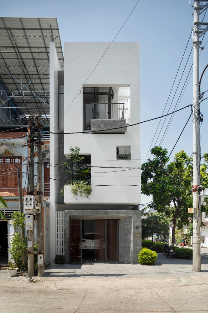 Ngôi nhà được xây dựng 3 tầng trên khu đất rộng 100m2. Đơn vị thiết kế đảm nhiệm từ việc đảm bảo các công năng cần thiết, tạo không gian sinh hoạt chung đến tăng cường kết nối cho gia đình 3 thế hệ đến việc đáp ứng sự riêng tư của từng cá nhân.