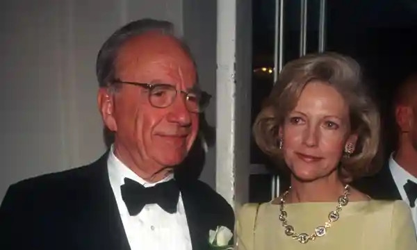 Ông Murdoch và vợ đầu Patricia Bookern có một con gái nhưng tình cảm cha con không mặn mà, theo truyền thông Australia. Tỷ phú 93 tuổi và vợ thứ hai là cựu phóng viên Anna Torv gắn bó từ 1967 đến 1999 và có ba con. Ảnh: The Guardian