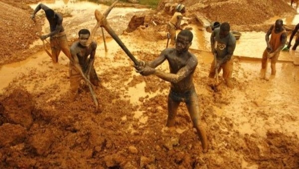 Để phát triển kinh tế, chính phủ nước này cho phép mọi người được quyền tự khai thác vàng. Theo đó, ở Mali, nhà nhà đào vàng, người người đào vàng. Ảnh: Getty