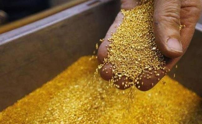 Tuy nhiên, vì chất lượng cuộc sống không tốt nên hạnh phúc đối với người dân nơi đây rất đơn giản. Đó là đào được vàng mỗi ngày để có được bữa cơm no đủ trong vài ngày. Ảnh: Getty