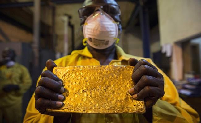 Do số lượng người đào vàng quá nhiều nên giá trị họ thu lại không cao. Hơn nữa, nhiều người còn bị thương lái thu mua ép giá. Ảnh: Getty