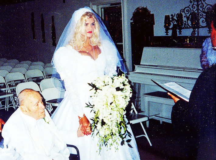 Trong mắt truyền thông, Anna Nicole Smith là kẻ "đào mỏ" chính hiệu. Anna cũng không ngần ngại khẳng định cô yêu J. Howard Marshall vì ông mang lại cho mẹ con cô sự đảm bảo về mặt tài chính. Ảnh: Bloomberg