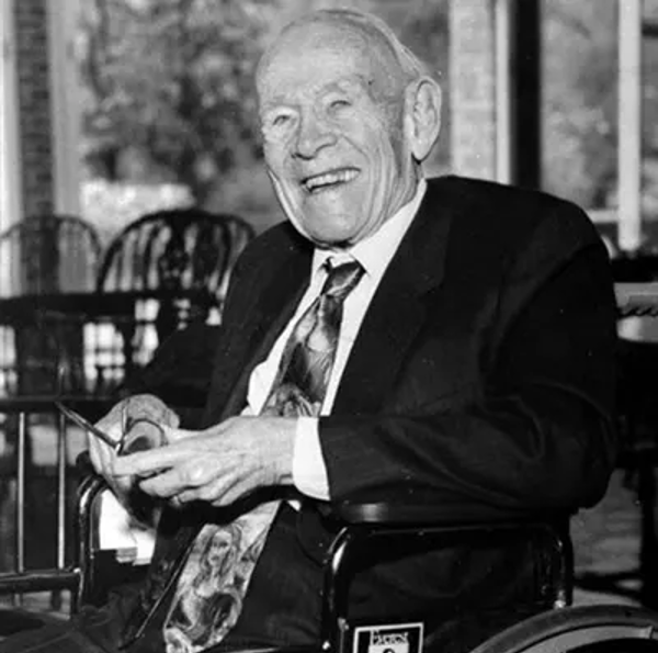 Tỷ phú J. Howard Marshall (sinh năm 1905) là một doanh nhân thành đạt trong ngành công nghiệp dầu mỏ tại Texas, Mỹ. Không chỉ nổi tiếng về độ giàu có, J. Howard Marshall còn gây chú ý vì những bóng hồng nóng bỏng đi qua đời mình. Ảnh: Forbes
