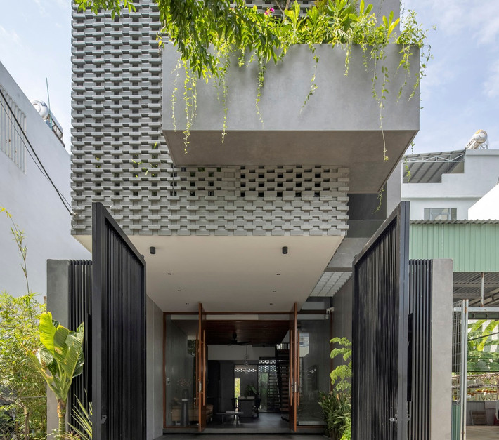 HY House nằm trên lô đất xây dựng khá khiêm tốn, giữa một khu đô thị mật độ cao ở Cẩm Lệ (Đà Nẵng). Bài toán đặt ra cho kiến trúc sư là phải tạo ra một cấu trúc mở hoàn toàn bên trong một ngôi nhà chật hẹp bị che kín bởi những bức tường cao lớn.