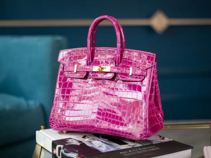 Đáng nói, theo nhận định của các chuyên gia, tổng chi phí để sản xuất Hermès kể trên chỉ khoảng 1.000 USD. Ảnh: Global Boutique
