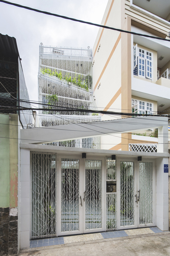 Tọa lạc tại quận Tân Phú (TP HCM), ngôi nhà được thiết kế nhằm mang tới không gian sống thoải mái cho kiến trúc sư và gia đình.