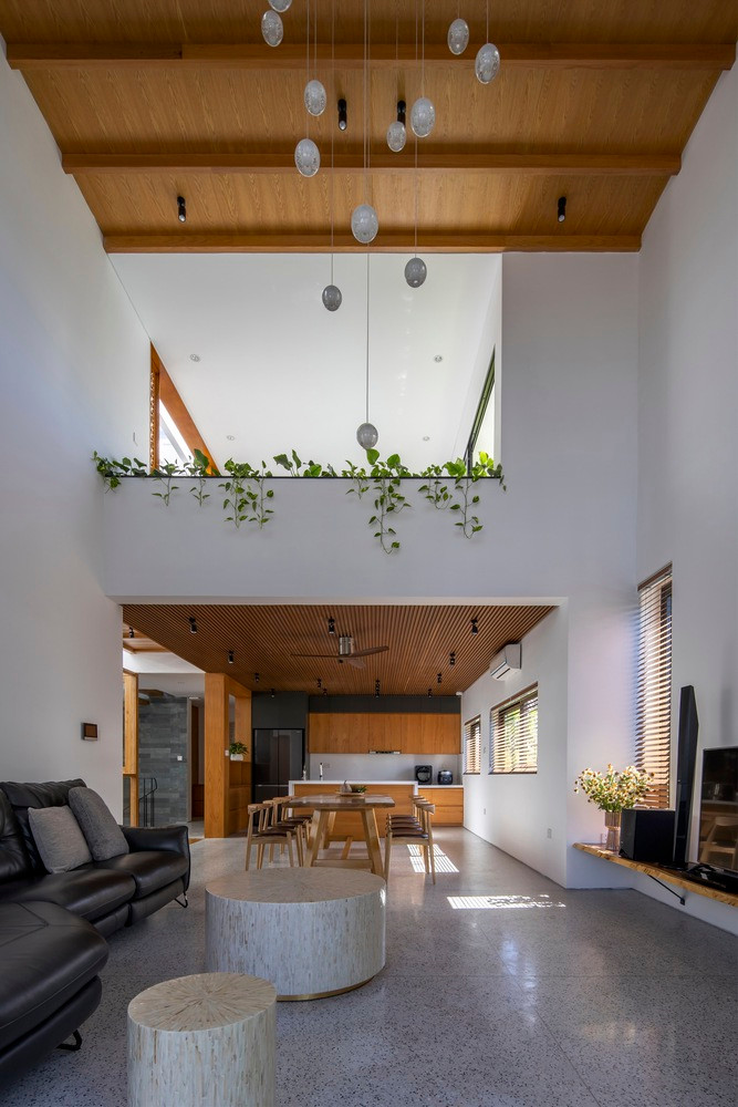 Với lợi thế khu đất 315m2 rộng rãi, kiến trúc sư lựa chọn phương án tạo khoảng lùi 4 phía, đặc biệt là phần sân trước và sân sau để tăng hiệu quả đón sáng và thông gió cho căn nhà.