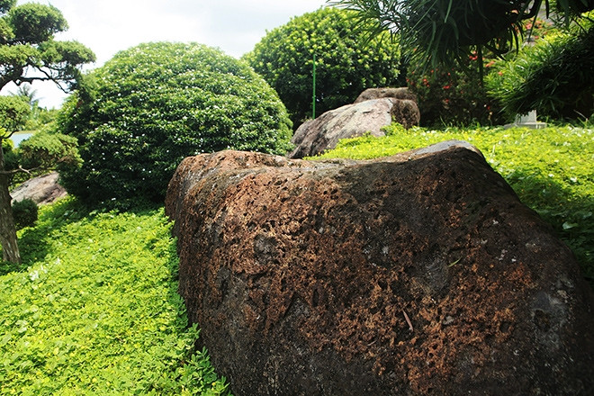 Riêng thành hồ khoảng 100 tấn, chưa tính những khối đá đặt xung quanh quả đồi nhân tạo. Ảnh: Vietnamnet