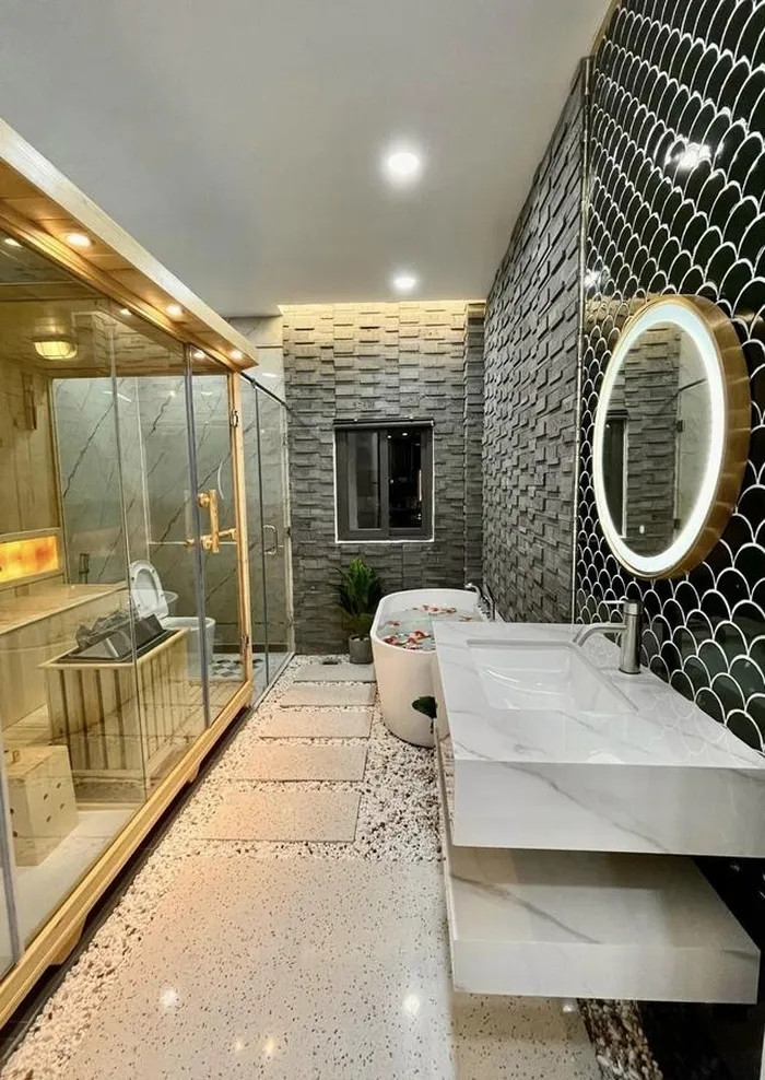 Phòng xông hơi trang bị gương led tròn cảm ứng, bồn tắm độc lập hình bầu dục. Ảnh: FBNV