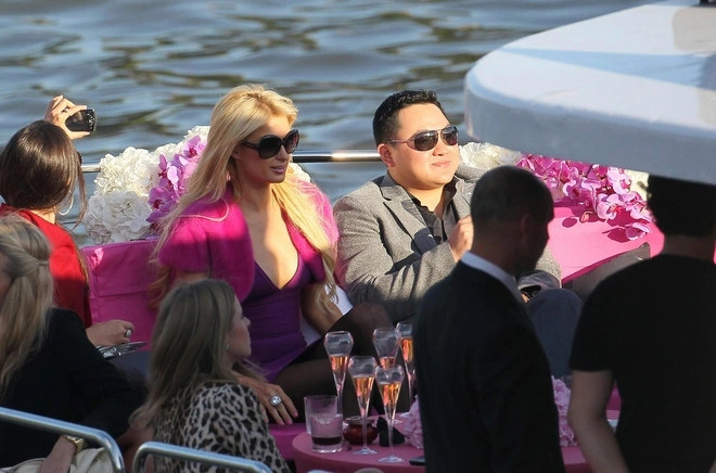 Để thế hiện đẳng cấp, Jho Low sẵn sàng vung tiền săn đuổi các mỹ nhân hàng đầu. Gã từng liên hệ với quản lý của Paris Hilton, thẳng thắn đề nghị trả tiền để mời cô tiểu thư nhà Hilton đi chơi với mình. Ảnh: DM