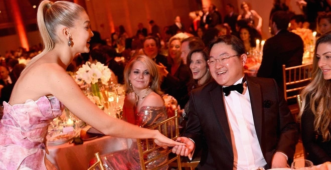 Từ đây, Jho Low dần trở thành tay ăn chơi khét tiếng vùng Pennsylvania. Dịp sinh nhật tuổi 20, Low mạnh tay chi 40.000 USD để bao trọn hộp đêm, tổ chức một bữa tiệc xa hoa toàn rượu và gái đẹp. Ảnh: Straits Times