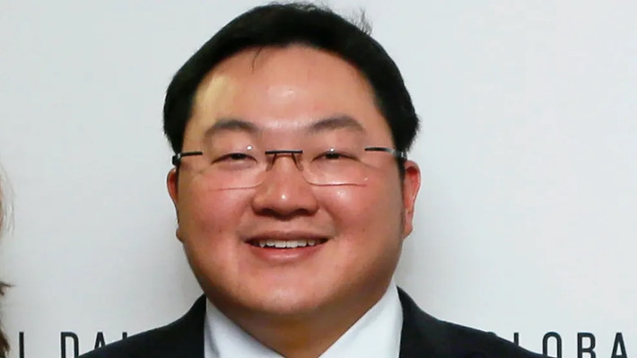 Có nguồn tin cho biết, Jho Low đã phải chạy trốn đến một đảo quốc nhỏ nằm ở vùng biển Tây Ấn, nơi anh ta chạy tiền để có quốc tịch và không thể bị dẫn độ. Một số nguồn tin khác lại tiết lộ Jho Low trốn chui trốn lủi ở Trung Quốc, đã phẫu thuật thẩm mỹ và đổi tên để không bị phát hiện. Ảnh: DM