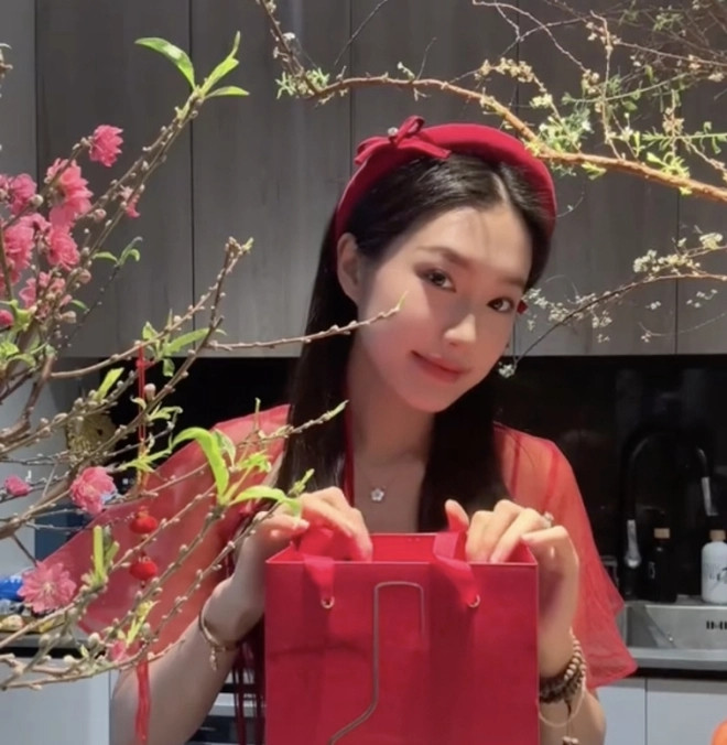 Căn nhà thường xuyên được Doãn Hải My tô điểm bằng rất nhiều hoa tươi.
