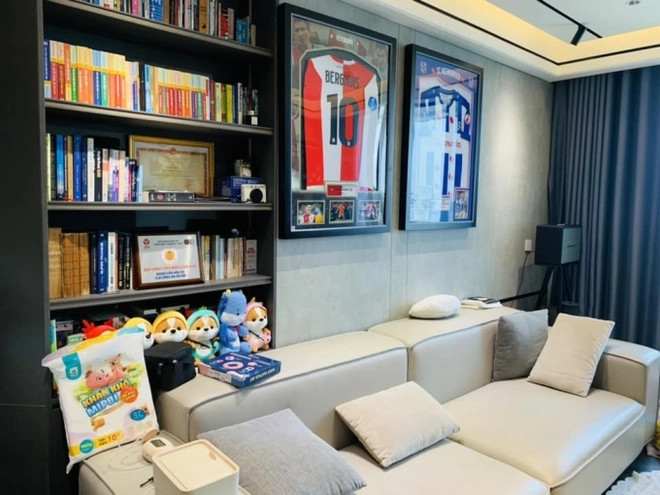 Phòng khách nổi bật với bộ sofa màu trắng.