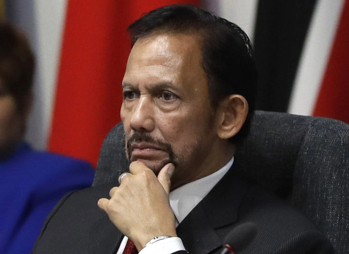 Theo tờ he Times, Quốc vương Brunei được cho là mạnh tay chi 20.000 USD cho mỗi lần cắt tóc.