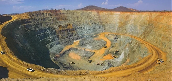 Mỏ kim cương Jwaneng ở Botswana là mỏ lớn nhất thế giới. Đây là một mỏ lộ thiên sản xuất ra hàng triệu carat kim cương mỗi năm. Ảnh: Chrysella