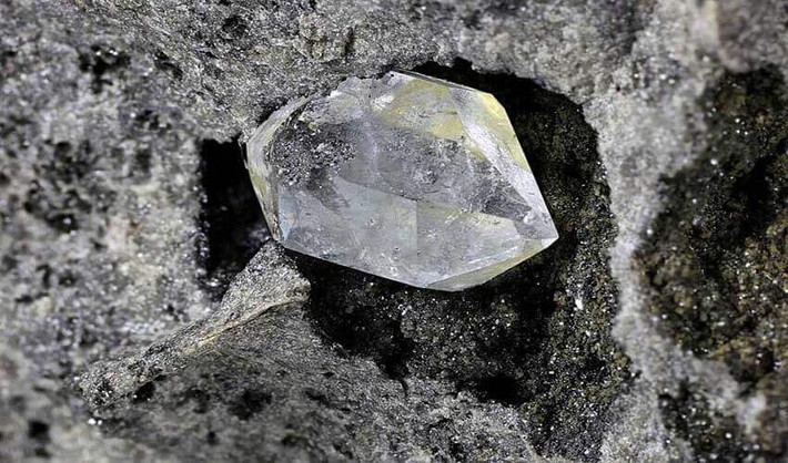 Không chỉ có kim cương, các mỏ này thường mang lại nhiều đá quý và khoáng chất có giá trị khác, chẳng hạn như crom, ngọc hồng lựu và Peridot, được sử dụng trong các ngành công nghiệp khác nhau và đồ trang sức cao cấp khác. Ảnh: Chrysella