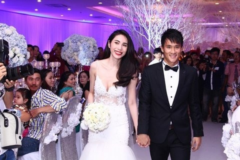 Công Vinh - Thủy Tiên tổ chức đám cưới vào cuối năm 2014. Lễ cưới đình đám của cặp đôi thu hút sự chú ý của truyền thông. Theo thông tin được tiết lộ, chiếc váy cưới Thủy Tiên mặc trong đêm tiệc có giá lên tới 500 triệu đồng. Ảnh: Internet