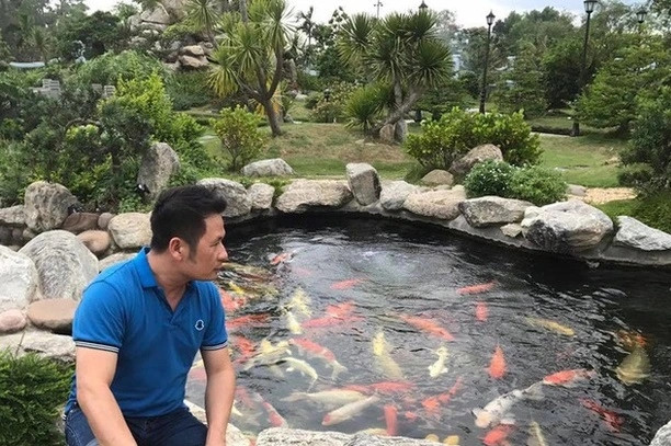 Tại đây, Bằng Kiều trồng nhiều loại cây bonsai đắt tiền và đầu tư một bể cá Koi hàng trăm nghìn USD.