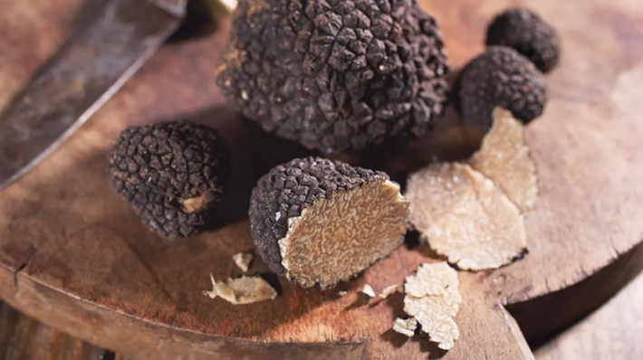 Với hương vị thơm ngon hảo hạng, nấm truffle có giá từ 3.000-4.000 USD/kg (tương đương 74-98 triệu đồng). Giá của nấm truffle trắng cao hơn, thường khoảng 7.000 USD/kg (tương đương 172 triệu đồng). Thậm chí, loại nấm truffle thượng giá từ 12.000-20.000 USD/kg (khoảng 295-492 triệu đồng/kg).
