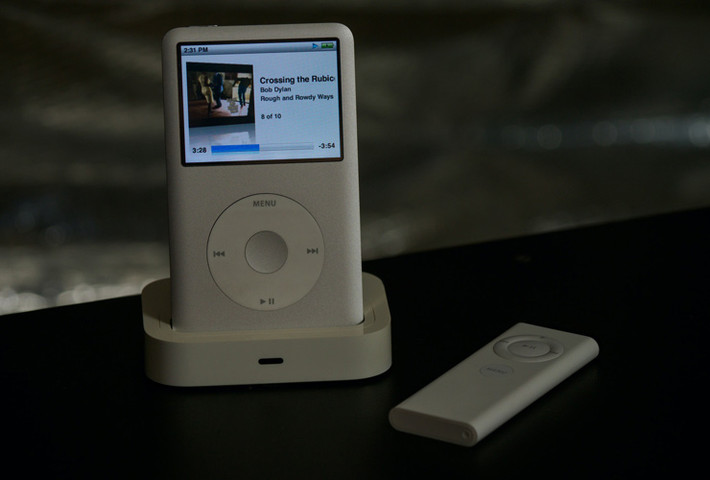 Apple không cung cấp công cụ phần cứng hay phần mềm cho họ. Shayer đưa thông số kỹ thuật của máy tính chạy Windows mà hai kỹ sư cần, cùng trình biên dịch ARM và gỡ lỗi JTAG. Họ cũng tự mua ít nhất hàng chục chiếc iPod ngoài thị trường để thử nghiệm.