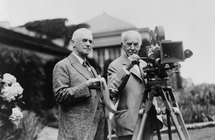 Năm 1893, tại Hội chợ Thế giới tổ chức ở Chicago (Mỹ), Thomas Edison đã giới thiệu đến công chúng hai phát minh mang tính đột phá là kinetograph và kinetoscope. Trong đó, kinetograph là máy chiếu bóng có khả năng ghi lại hình chuyển động và kinetoscope là máy hoạt ảnh cho phép mọi người xem những bộ phim ngắn.