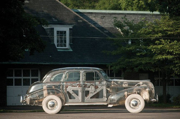 Được ra mắt lần đầu tiên vào năm 1939, xế hộp trong suốt Pontiac Ghost Car hay còn được gọi là ''xe ma'' là sản phẩm hợp tác giữa tập đoàn General Motors và Rohm and Hass.