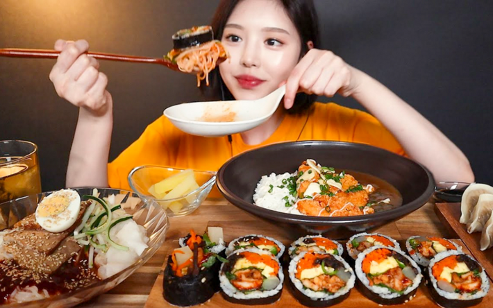 Cụ thể, một số cư dân mạng Trung Quốc đã bất ngờ "soi''' ra những chi tiết cho thấy có vẻ Eat with Boki đã chỉnh sửa các video của mình để bớt lượng thức ăn.